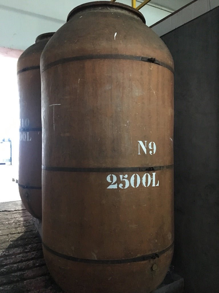 Diferencias entre el vino de pitarra y el vino comercial: tradición frente a producción industrial